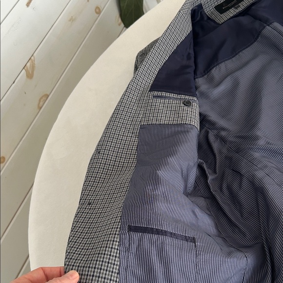 Banana Republic Men's Blue and Gray Check Blazer. Size 42S - Picture 7 of 12